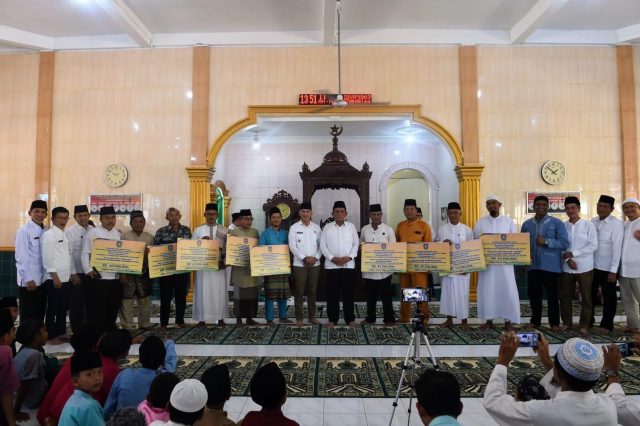 Ansar Serahkan Bantuan Rumah Ibadah Saat Peringatan Isra Mirad 1444 H di Mesjid An Nur Sedanau Natuna