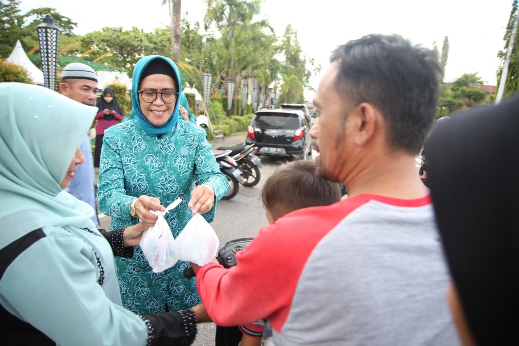 Berbagi Berkah di Bulan Ramadhan, Rahma dan TP PKK Bagikan Takjil di Jalan Pamedan