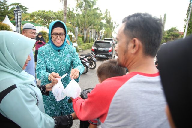 Berbagi Berkah di Bulan Ramadhan, Rahma dan TP PKK Bagikan Takjil di Jalan Pamedan