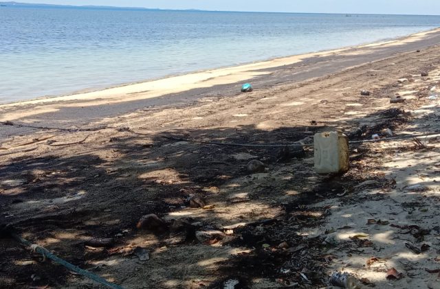 Limbah Hitam Cemari Pantai Trikora, Nelayan Menjerit!