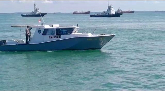 Satpolairud Polres Bintan Gelar Patroli Limbah Minyak Hitam Pantai Trikora