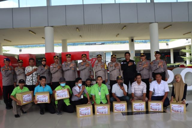 Bulan Suci Ramadhan, Pekerja Bandara RHF dapat Paket Sembako dari Polresta Tanjungpinang