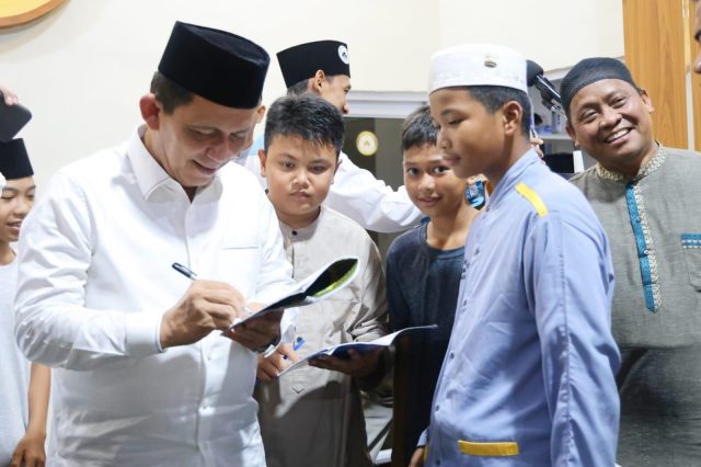 Ansar Salurkan Bantuan dan Puji Keseriusan Pengurus DKM Masjid Baitul Ummah