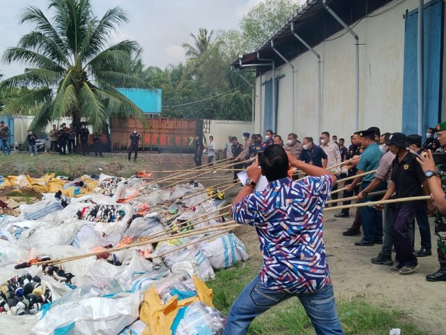 Kantor Bea Cukai Teluk Nibung Musnahkan Barang Yang Menjadi Milik Negara ( BMMN)