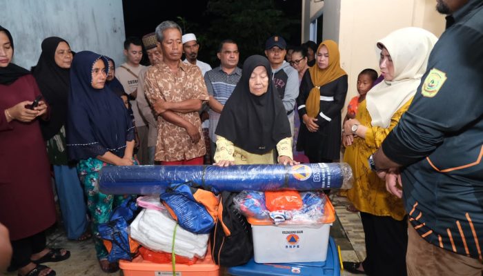Datang Langsung ke Lokasi , Rahma Bantu Korban Kebakaran di Kampung Bugis