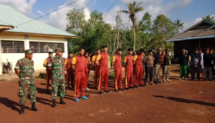 Polri Peduli Lingkungan, Polsek Daik Lingga Gelar Aksi Bersih Sampah