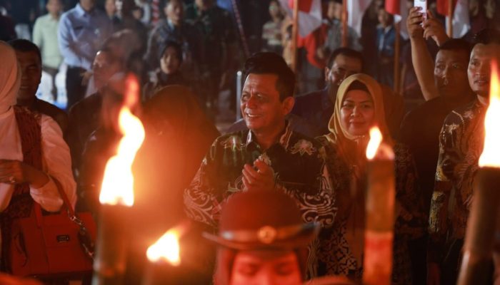 Dilepas Tito, Gubernur Ansar dan Istri Ikuti Tradisi Pawai Obor di Natuna