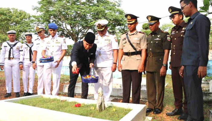 Tabur Bunga di Makam Pahlawan Dwikora, Wabup Osit: Jangan Kita Lupakan Mereka