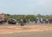 Massa Geruduk Kantor KPU, Satu Orang Dilumpuhkan