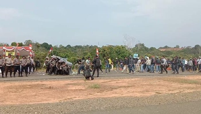 Massa Geruduk Kantor KPU, Satu Orang Dilumpuhkan