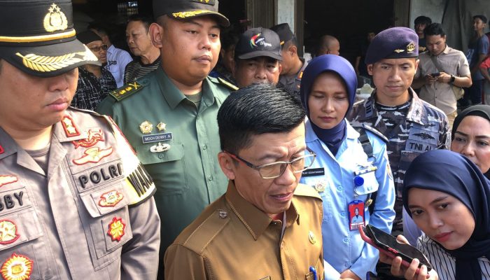 Hasan Perintahkan Kadis Perindagin Cek Harga Cabai Usai Lakukan Monitoring di Pasar Bincen