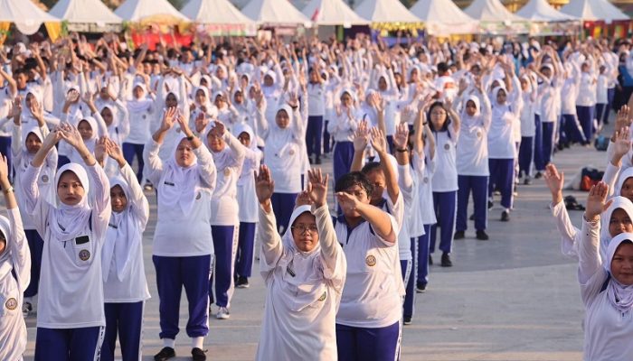 Gubernur Ansar Ajak Ribuan Siswa SMA, SMK Senam Sehat Pemuda di Taman Gurindam 12