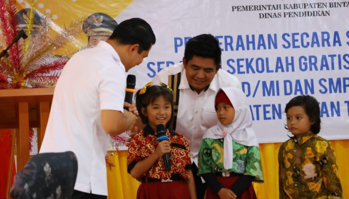 Sewaktu Covid-19 Hanya Tiga Stel, Kini Roby Serahkan 5 Stel Seragam Gratis Sekolah