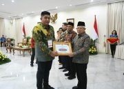 Bupati Bintan Roby Kurniawan Terima Penghargaan dari Wakil Presiden Republik Indonesia