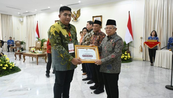 Bupati Bintan Roby Kurniawan Terima Penghargaan dari Wakil Presiden Republik Indonesia