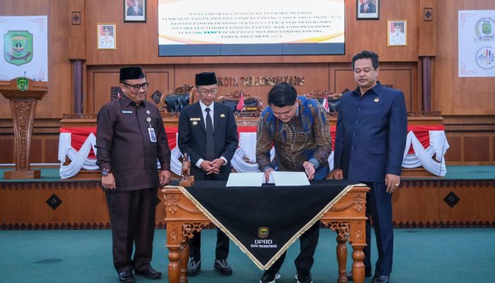 Pj Wali Kota Tanjungpinang Hasan dan DPRD Tandatangani Perda Pajak dan Retribusi Daerah