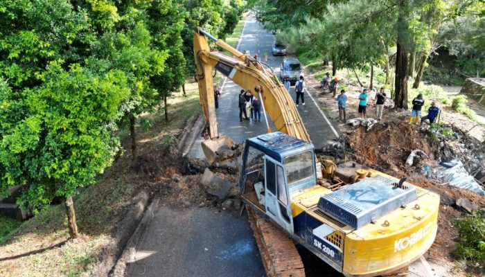 Quick Response BP Batam Lakukan Penanganan pada Jalan Amblas Gajah Mada – Tiban, Masyarakat Dihimbau Tetap Berhati-hati