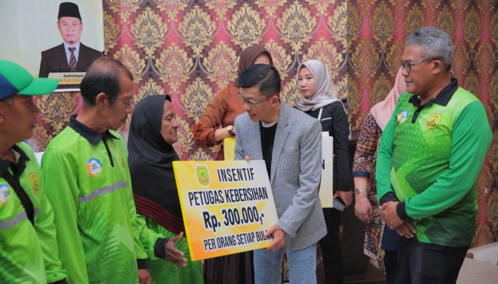 Serahkan Insentif kepada Ratusan Petugas Kebersihan, Hasan Ucapkan Terima Kasih