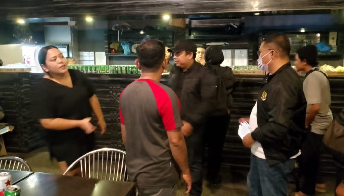 Diduga Jual Mikol Tanpa Izin, Polisi dan Camat Sita Ratusan Kaleng di Starpoll Cafe dan Billiar