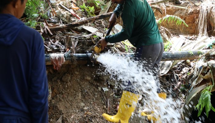 Jaga Kualitas Air, BP Batam dan PT ABHi Lakukan Flushing Jaringan Pipa Air