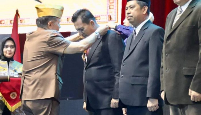 Karena Perhatiannya Kepada Veteran, Ansar Dianugerahi Tanda Kehormatan Bintang Legiun