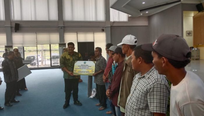 11 Kelompok Nelayan di Bintan Terima Bantuan Alat Tangkap dari Bupati Bintan