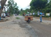 Jalan Berlubang di KM 18 Kijang Ditambal Camat Bintan Timur dengan Semen