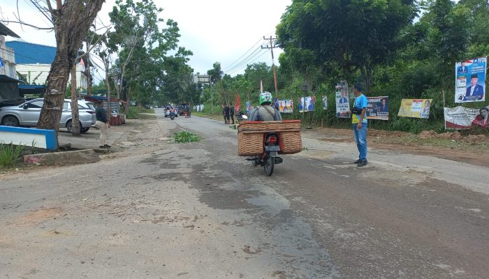 Jalan Berlubang di KM 18 Kijang Ditambal Camat Bintan Timur dengan Semen