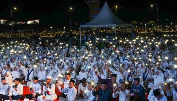 Pemprov dan Pemko Undang Ustad Taufiqurrahman, Ribuan Orang Bersholawat