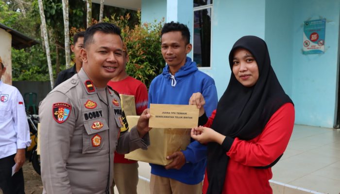 Petugas di Lima TPS Desa Bintan Buyu dapat Apresiasi dan Tali Asih dari Polri