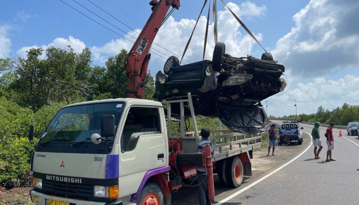 Mobil Innova Terbalik, Diduga Hilang Kendali Karena Kecepatan Tinggi