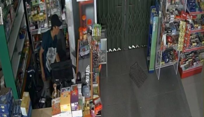 Terekam CCTV, Maling Satroni Minimarket di Tanjungpinang