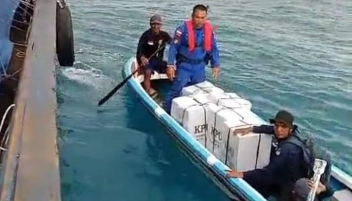 Personel TNI- Polri Kawal Distribusi Logistik Pemilu ke Desa Terluar Pulau Tambelan