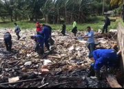 Limbah Minyak Hitam yang Mencemari Pantai Dibersihkan dengan Alat Seadanya