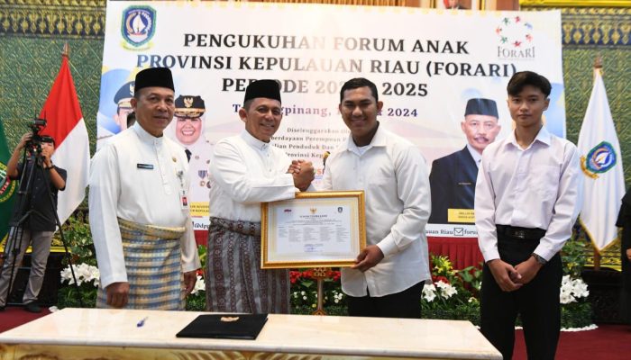 Gubernur Kukuhkan 19 Pengurus FORARI di Gedung Daerah