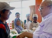 Sekda Karimun Firmansyah Menyerahkan Sembako Sebanyak 633 Paket di Kantor Pos