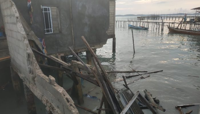 Tinggal Sendirian, Rumah Lansia di Desa Teluk Sasah Roboh Dihantam Gelombang