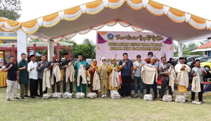 Roby Kumpul Bareng dengan RT/RW se Kabupaten Bintan di Pantai Trikora