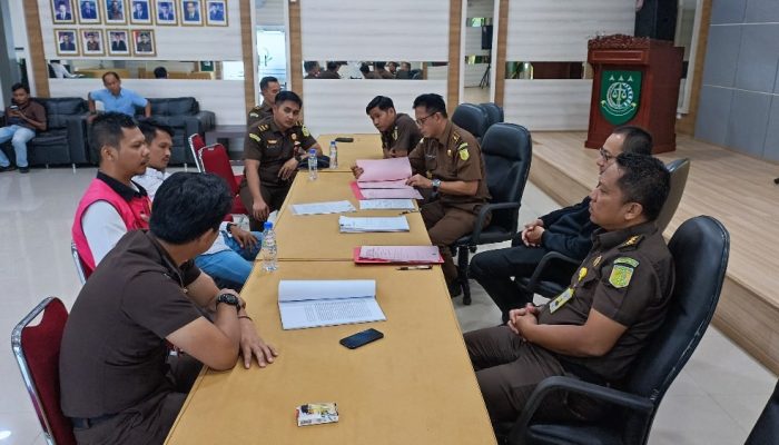 Penyidik Pidsus Kejati Kepri Serahkan Tersangka dan BB  Tahap II Kasus Korupsi BPR Bestari