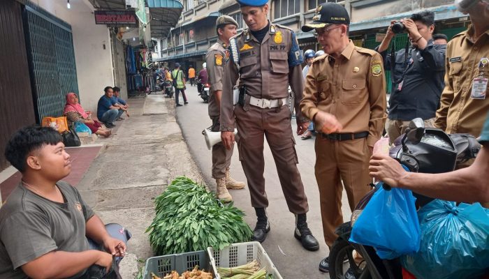 Hasan Sidak Pedagang Berjualan di Jalan Gambir