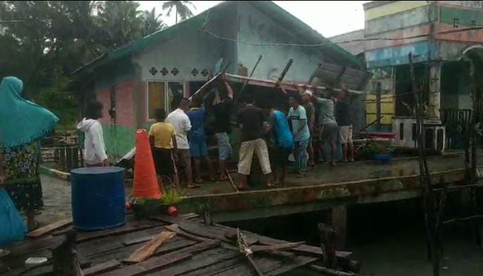 9 Rumah di Desa Teluk Sasah Dihantam Angin Puting Beliung