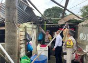Polda Kepri Bantu Rumah Warga yang Dihantam Angin Puting Beliung