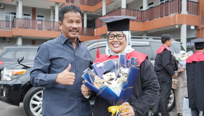 Marlin Agustina Tuntaskan Pendidikan Ilmu Hukum di Universitas Riau Kepulauan Batam