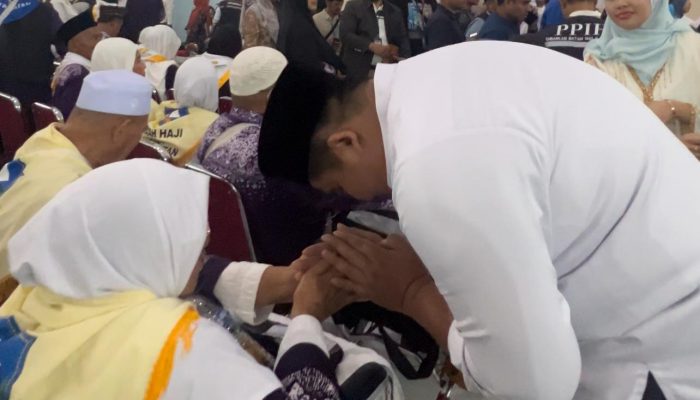 Sambut Kepulangan Jamaah Haji, Roby Bersyukur Semua Sehat