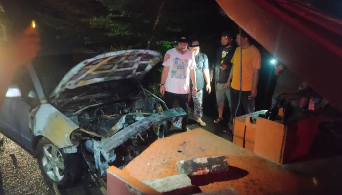 Mobil Tiba-tiba Keluarkan Percikan Api dan Langsung Hangus Terbakar