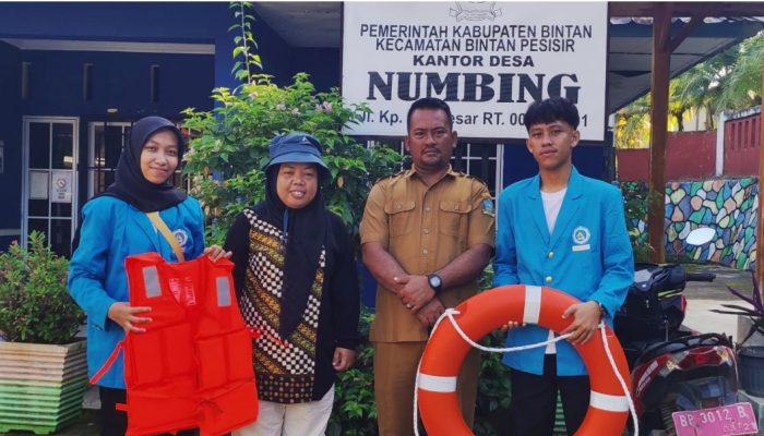 Prodi Hukum UMRAH Berbagi Life Jacket untuk Siswa Desa Numbing