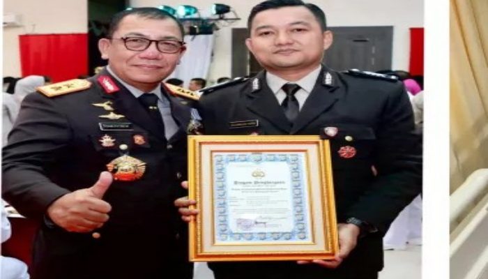 Bripka Zulham Terima Penghargaan Dari Kapolda Kepri Brigjen Pol Yan Fitri