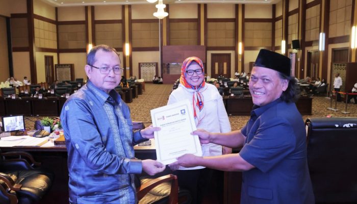 Fraksi DPRD Sampaikan Pandum Terhadap Ranperda BUMD Energi Kepri