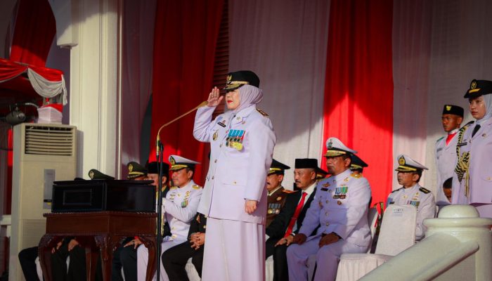 Marlin Agustina Pimpin Upacara Penurunan Bendera HUT RI di Gedung Daerah