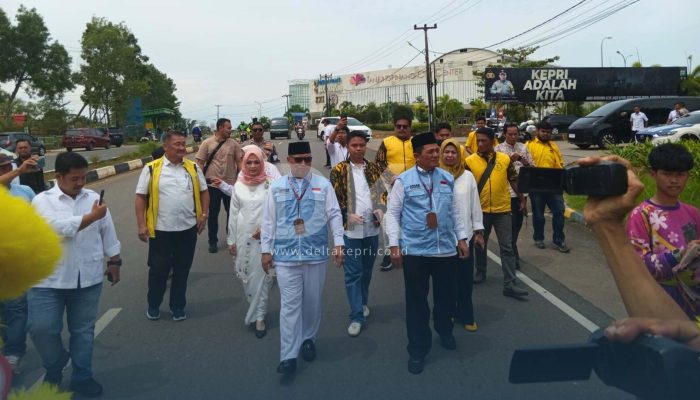 Tiba di KPU, Ansar dan Nyangnyang Disambut dengan Pemakaian Tanjak